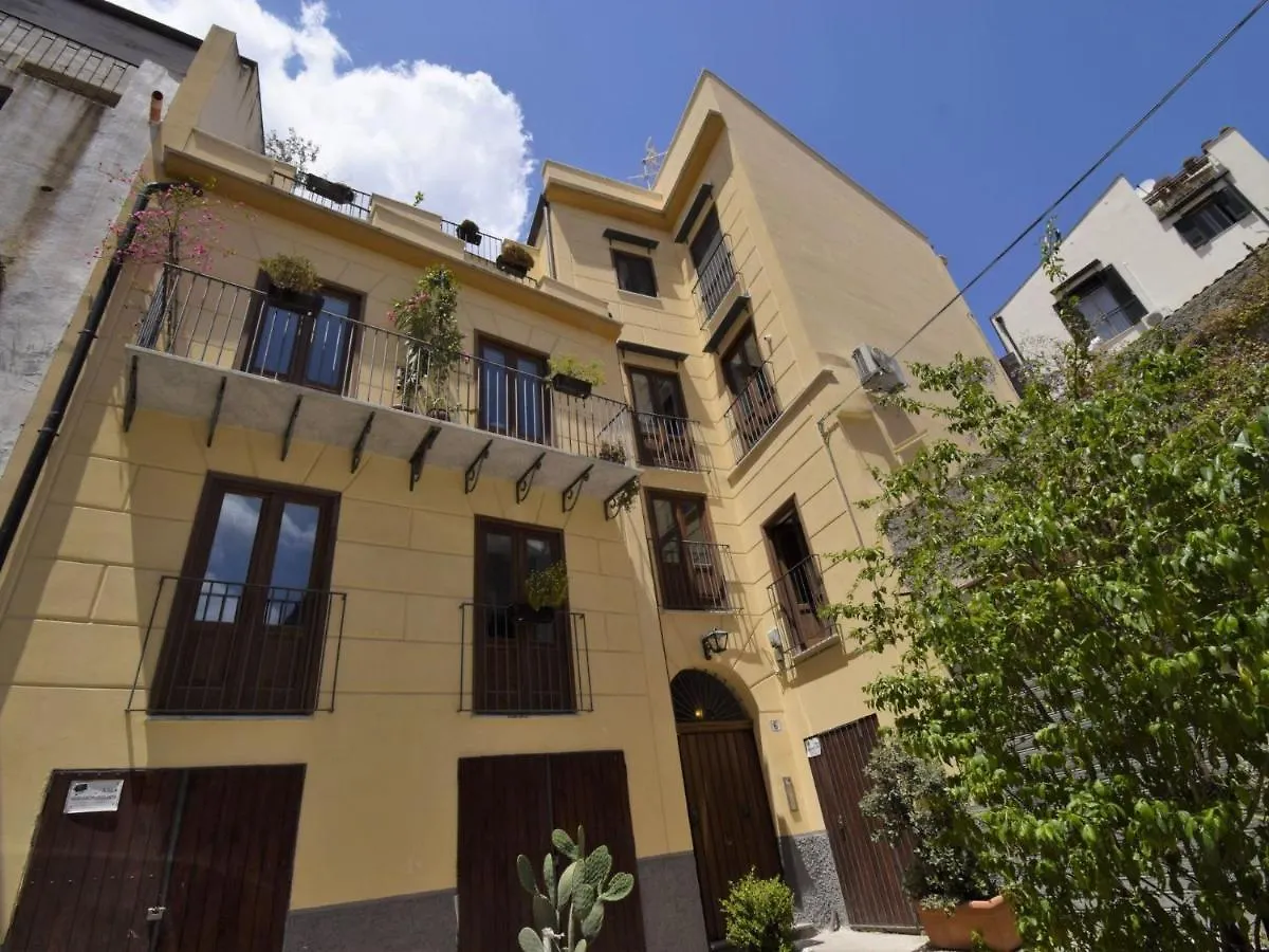 Vecchio Cortile Home Holidays Palermo 0*,